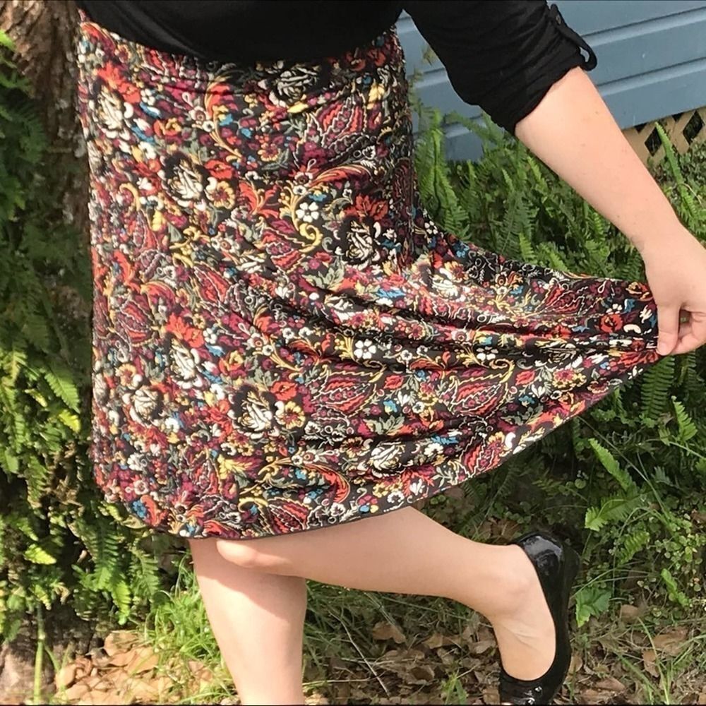 Latina life dancing skirt in bright print‎